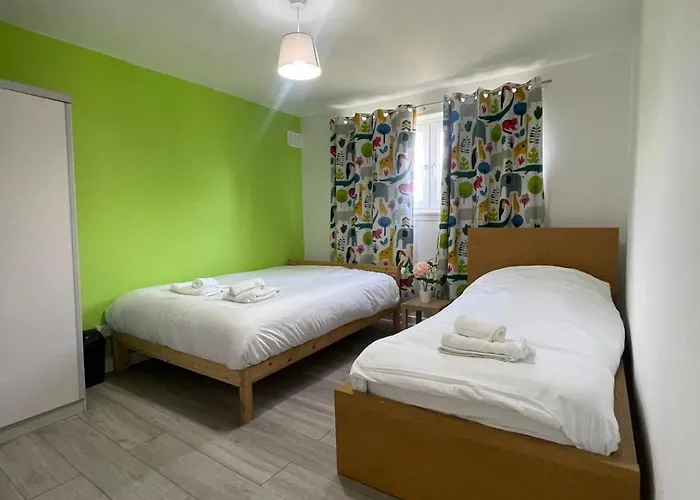 Citylink Retreat With Metro Access, Free Parking, Near Airport